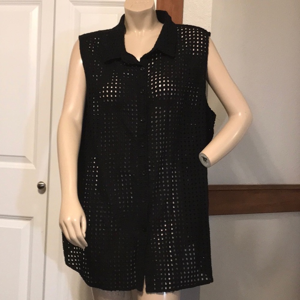 Woman within sleeveless square lace top. 3X